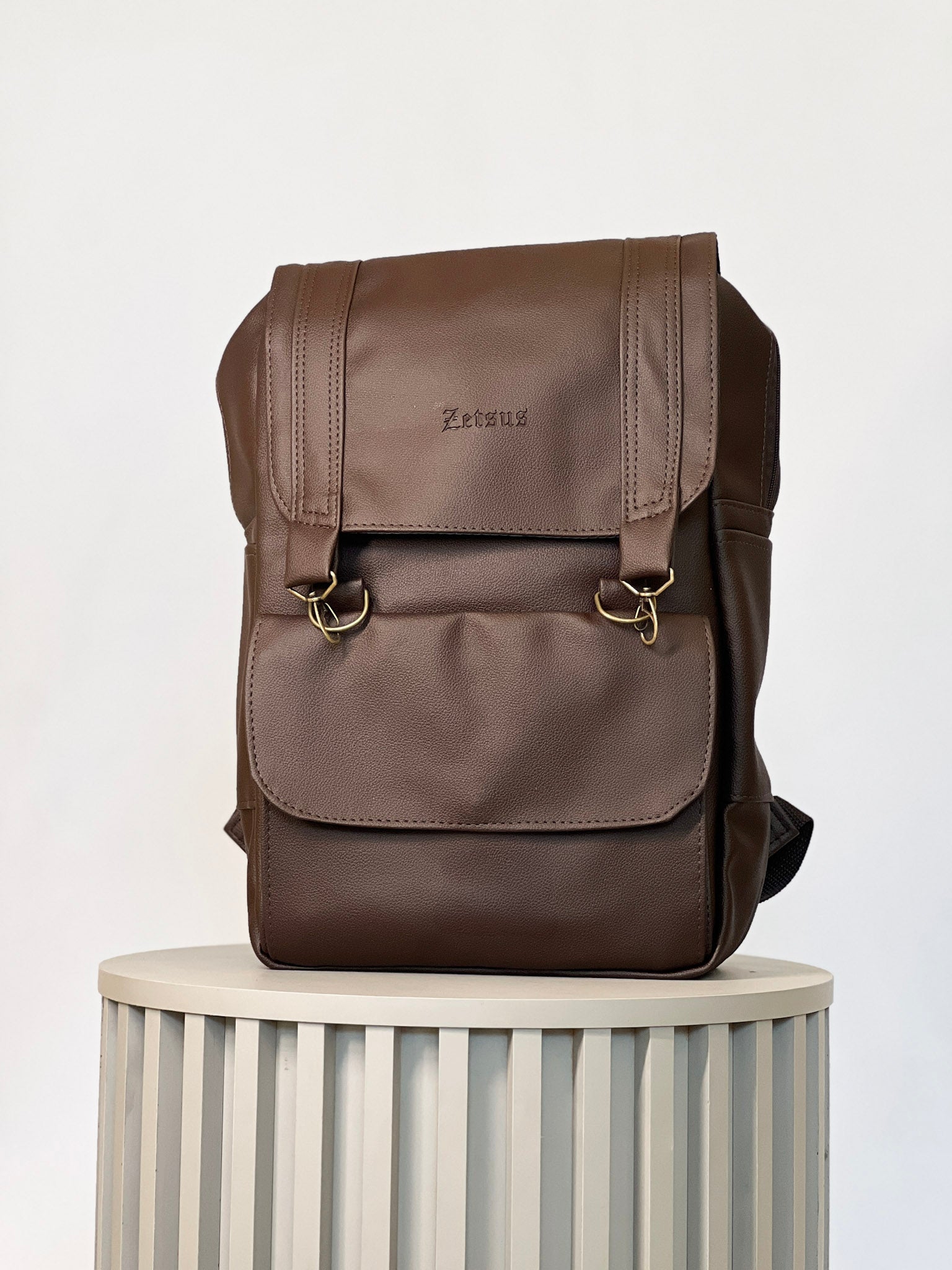4-IMG_2316_3af56ca7-b5b7-4f91-948c-fea486e744cc Mochila Madri Marrom Zetsus - Imagem 1